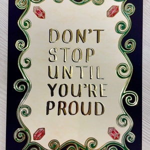 Citazione motivazionale, stampa artistica di calligrafia, detto ispiratore, cartolina illuminata, calligrafia, decorazione da parete e da scrivania, oro Non fermarti finché non sei orgoglioso