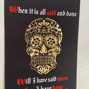 Quando tutto è detto e fatto, cartolina con citazione stoica calligrafica con sorprendente teschio dorato, perfetta da incorniciare, regalo unico per la casa per lui
