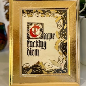 Citazione motivazionale Calligrafia Stampa artistica Ispiratrice Divertente Detto Cartolina Decorazione scrivania latina Calligrafia illuminata Decorazione murale Oro Carpe Diem