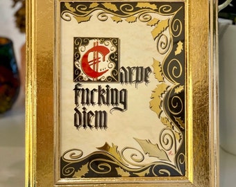 Carpe Fucking Diem Kalligrafiekunst ansichtkaart, goudverlichte Latijnse quote
