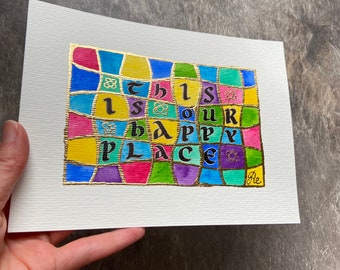 Door Gaudi geïnspireerde kalligrafiekunst: handgemaakt decor 'This Is Our Happy Place'