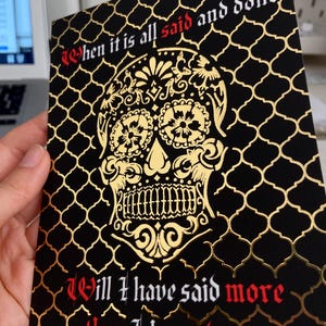 Cartão postal Gold Scull Quando tudo dito e feito Citação motivacional estóica Caligrafia com significado Arte de parede intelectual dourada para canto de livros