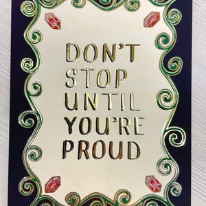 Ne vous arrêtez pas tant que vous n'êtes pas fier de votre réalisation, carte postale illuminée, calligraphie, art, vignes rouges, rubis, décoration de bureau, décoration murale, cadeau unique