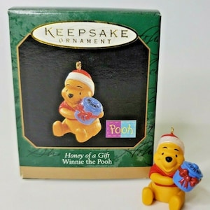 1997 Hallmark Keepsake Miniature Ornament Winnie the Pooh Honey Gift U52/4255