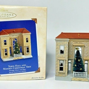 2003 Hallmark Town Hall And Mayor&#39;s Christmas Tree Ornament U35