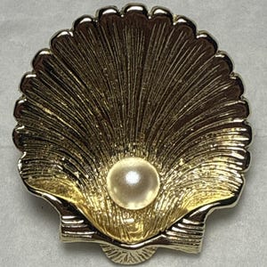 Vintage Gold Tone Clam Seashell and Faux Pearl Brooch PB146
