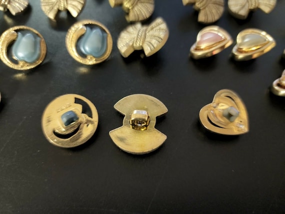 Vintage gold tone shaped buttons bows. flowers  h… - image 5