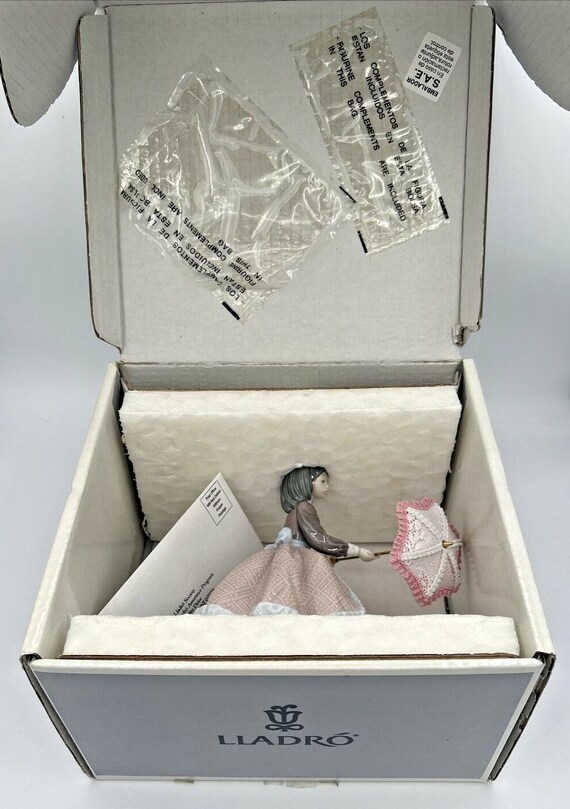 Lladró 05210 Jolie Lady Opening Umbrella Porcelain Figurine in Box