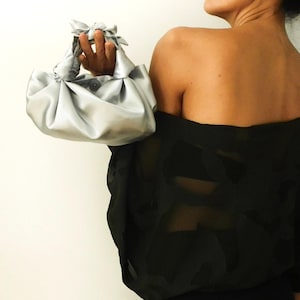 Bolso de mano con nudo de satén plateado/Bolso pequeño/Bolso de mano de satén/Bolso de mano plateado/Bolso de mano para dama de honor