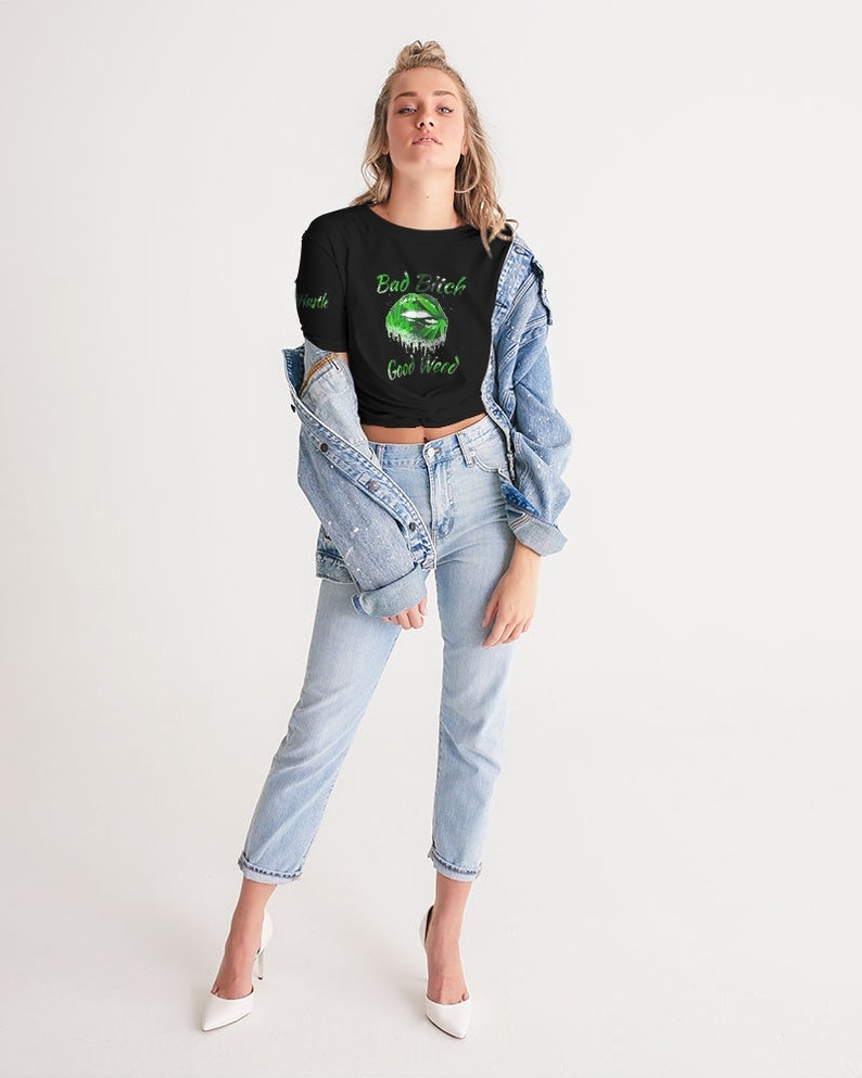 Women/'s Twist-Front Cropped Tee Bad Bitch Good Weed
