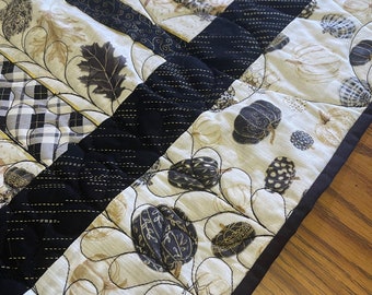 Schwarz-Weiß-Herbst Quilted Table Runner, Herbst gesteppter Tischläufer