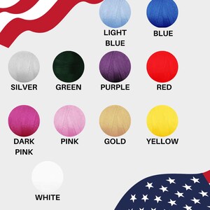 Op de afbeelding: Een kleurenkaart getiteld FAVORITE COLORS met elf cirkelvormige stalen in lichtblauw, blauw, zilver, groen, paars, rood, donkerroze, roze, goud, geel en wit. De afbeelding bevat een rood-witte streep bovenaan, een sterrenpatroon onderaan en het logo van Little Hero Gear Co.
