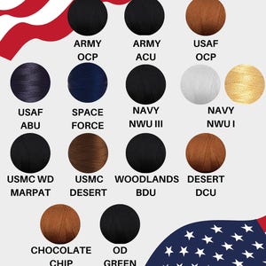 Op de afbeelding: Een kleurenkaart met de titel REGULATION COLORS met cirkelvormige garenstalen in diverse tinten, waaronder zwart, bruin, marineblauw, wit en beige. Elke staal is gelabeld met militaire aanduidingen zoals ARMY OCP, USAF OCP en USMC.
