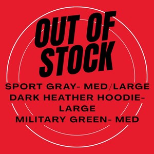 Op de afbeelding: Een rode afbeelding met witte cirkelvormige contouren en zwarte tekst die OUT OF STOCK leest. Hieronder staat de beschikbaarheid vermeld: SPORT GRAY- MED/LARGE, DARK HEATHER HOODIE- LARGE en MILITARY GREEN- MED, wat de voorraadstatus aangeeft.