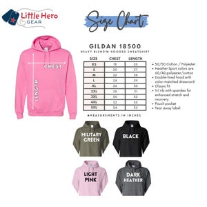 Op de afbeelding: Een roze hoodie met een buidelzak en trekkoord, vergezeld van een maattabel voor het Gildan 18500-model. De tabel toont borst- en lengtematen in inches voor de maten XS tot 5XL, samen met stofeigenschappen en beschikbare kleuropties.