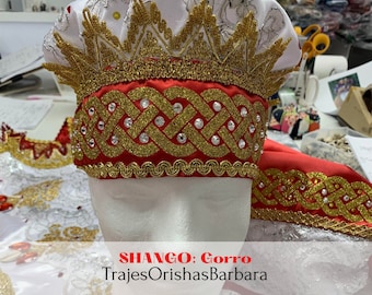 SHANGO Luxury / Gorro de Santo / Gorro Orisha /: Gorro aus satiniertem Brocado “Rhinestones”, mit Kristallapplikationen, Dekorationssteinen und Karamellen.
