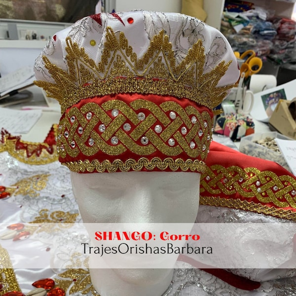 SHANGO Luxury/Gorro de santo/Gorro Orisha/:Gorro en satín brocado “Rhinestones”, con apliques de cristal, piedras decorativas, y caracoles.