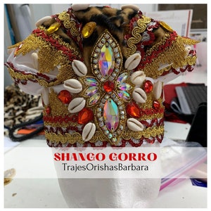 SHANGO Luxury/Gorro de santo/Orisha/:Gorro en satén brocado “Rhinestones”, con apliques de cristal, piedras decorativas y caracoles.