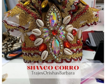 SHANGO Luxury/Gorro de santo/Orisha/:Gorro en satin brocado „Strasssteine“, mit Kristallapplikationen, dekorativen Steinen und Karakolen.