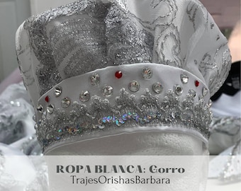 ROPA BLANCA/Gorros Orisha/Gorro de satín blanco con dibujos por sublimación/ Cintas bordadas, pedrería de fantasía y encaje/Ajustables/Miami