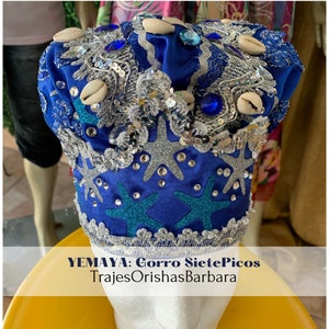 YEMAYA/Corona Gorro de Siete Picos para YEMAYA/Gorro en satén brocado “Rhinestones”, apliques de cristal, piedras decorativas y caracoles.