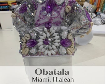 OBBATALA OBAMORO Imperial/Gorro de santo/Orisha/Satín brocado /apliques de cristal/piedras decorativas/caracoles/TrajeOrishasBarbara/Miami.
