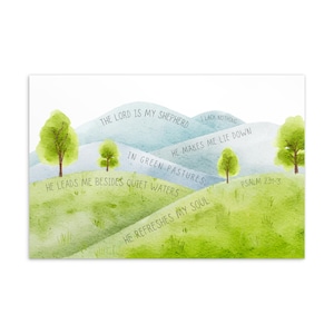 Könnte beinhalten: Aquarelldruck mit einer ruhigen Landschaft mit grünen Hügeln und blauen Bergen. Das Kunstwerk enthält Text aus Psalm 23,1-3, mit Sätzen wie "Der Herr ist mein Hirte" und "Er erquickt meine Seele."