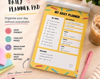 Op de afbeelding: Een gele Daily Planner Pad met de tekst "My Daily Planner" en "Organise your day without overwhelm". De pad bevat secties voor taken, brain dumps en prioriteiten. Het is ontworpen om te helpen organiseren.