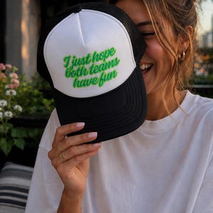 J'espère juste que les deux équipes s'amuseront Casquette trucker en mousse | Humour sportif néon