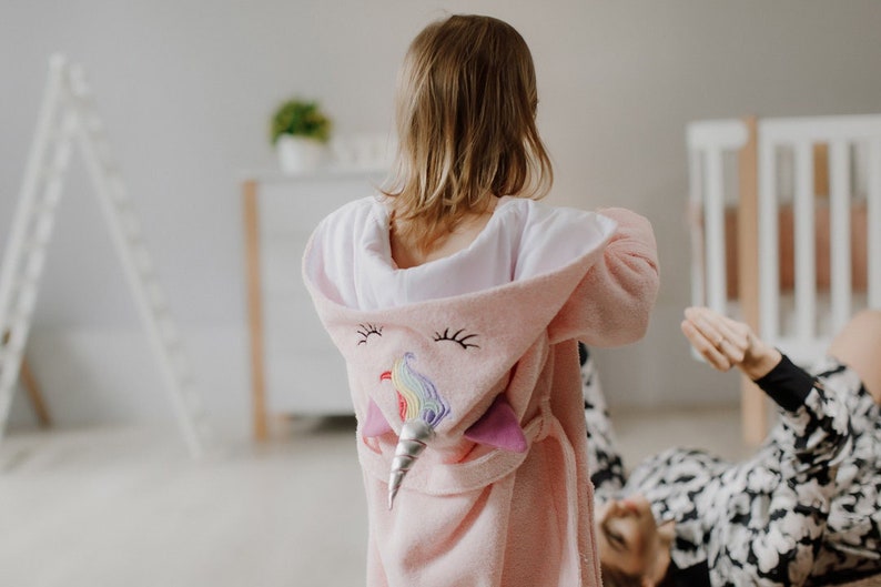 Personalisierter Kinder-Kapuzen-Frottee-Bademantel für Jungen und Mädchen, Einhorn-Bademantel mit Monogramm, Hai-Bademantel Bild 1