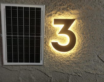 Modern led-huisnummer op zonne-energie: metalen adresbord met achtergrondverlichting