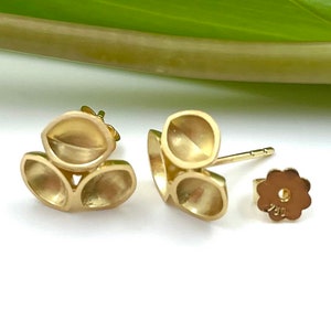Stud earrings model &quot;Tripass&quot; in 750 yellow gold