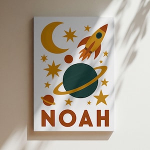 Pôster com nome personalizado – tema espacial, arte de parede infantil, pôster de berçário para meninos ou meninas, arte digital personalizada com foguetes e planetas