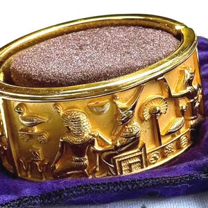 Elizabeth Taylor Egyptian Revival-armband Avon guldfärgat fjäderbelastat gångjärnsarmband 205 g samlarobjekt ingen amerikansk tull
