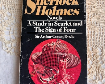 Novelas de Sherlock Holmes de 1975: Estudio en escarlata y El signo de los cuatro – Sir Arthur Conan