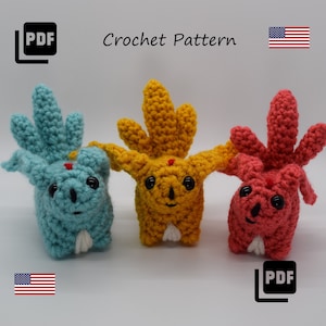 Może przedstawiać: Wzór na szydełku do trzech pluszaków amigurumi. Pluszaki są niebieskie, żółte i czerwone. Wzór jest dostępny do pobrania w formacie PDF. Wzór na szydełku.