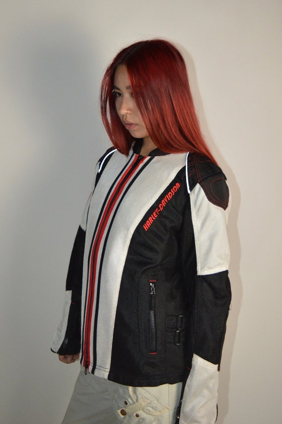 Motos vintage femme élégante : sélection intemporelle et stylée