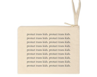 Puede incluir: Una bolsa de lona beige con cremallera y una correa blanca. La bolsa tiene el texto "protect trans kids. protect trans kids. protect trans kids. protect trans kids. protect trans kids. protect trans kids. protect trans kids. protect trans kids. protect trans kids. protect trans kids." impreso en la parte delantera.