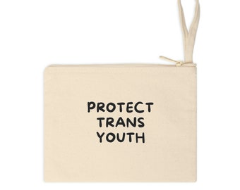 Puede incluir: Una bolsa de lona beige con cremallera y asa negra. La bolsa tiene el texto "PROTECT TRANS YOUTH" impreso en la parte delantera.