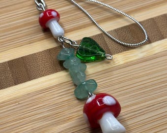 Breloque pour téléphone faite main en forme de champignon rouge, perles et cristaux d'agate verte, accessoire de téléphone style cottagecore et fairycore