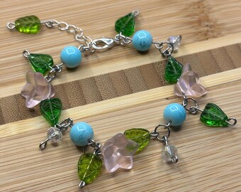 Bracelet à breloques fait main en perles roses, bijoux floraux en acier inoxydable de style cottagecore et féerique.