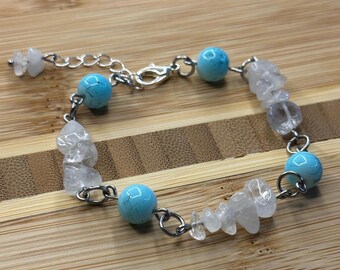 Bracelet fait main en quartz blanc et perles bleues, bijoux nature en acier inoxydable style cottagecore et féerique.
