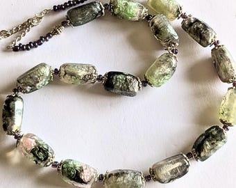 Collar grueso con cuentas grises, collar de una sola hebra con cuentas grises, joyería artesanal de estilo llamativo.
