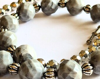 Collar grueso con cuentas grises facetadas, collar de una sola hebra con cuentas grises, joyería artesanal estilo gargantilla.