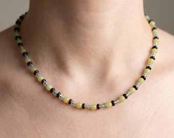 Collar delicado con cuentas pequeñas, collar amarillo de una sola hebra, estilo gargantilla, joyería artesanal llamativa.