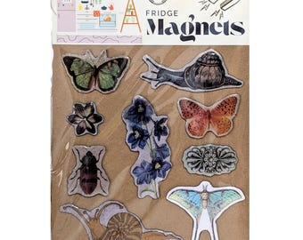 Imanes de nevera hechos a mano con motivos naturales: flores, pájaros, mariposas y decoración estilo cottagecore.