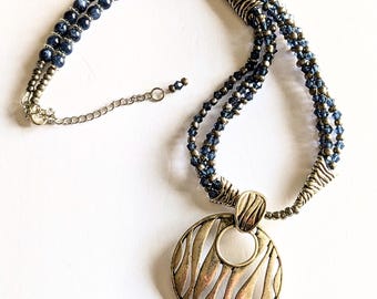 Conjunto de collar con colgante de cebra plateada, collar de cuentas azul marino, conjunto de joyería a juego para mujer, brillo cristalino con detalles plateados.