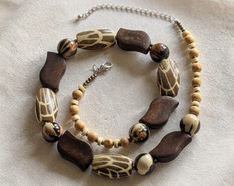 Collar de cuentas con madera gruesa con estampado animal, collar de cadena de cuentas de una sola hebra, joyería artesanal llamativa con temática de la selva.