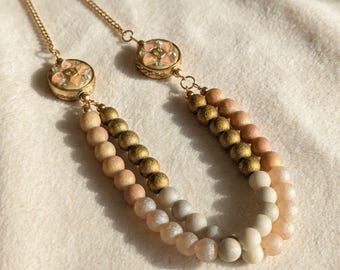 Collar con colgante en tonos melocotón degradado y dorado / Joyería de oro con cuentas de dos hilos / Collar artesanal moderno con detalles de medallones incrustados