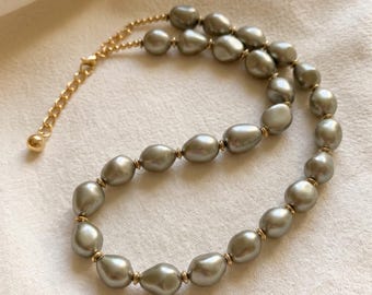 Collar de cuentas en gris y dorado, collar de una sola hebra con cuentas grises, estilo gargantilla, joyería artesanal llamativa.